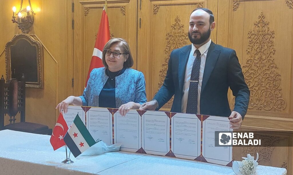 محافظ حلب عزام الغريب يوقع اتفاقية توأمة مع رئيس بلدية غازي عينتاب التركية - 29 أيار 2025 (عنب بلدي/ محمد ديب بظت)