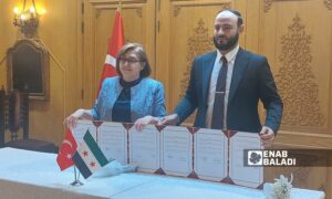 محافظ حلب عزام الغريب يوقع اتفاقية توأمة مع رئيس بلدية غازي عينتاب التركية - 29 أيار 2025 (عنب بلدي/ محمد ديب بظت)