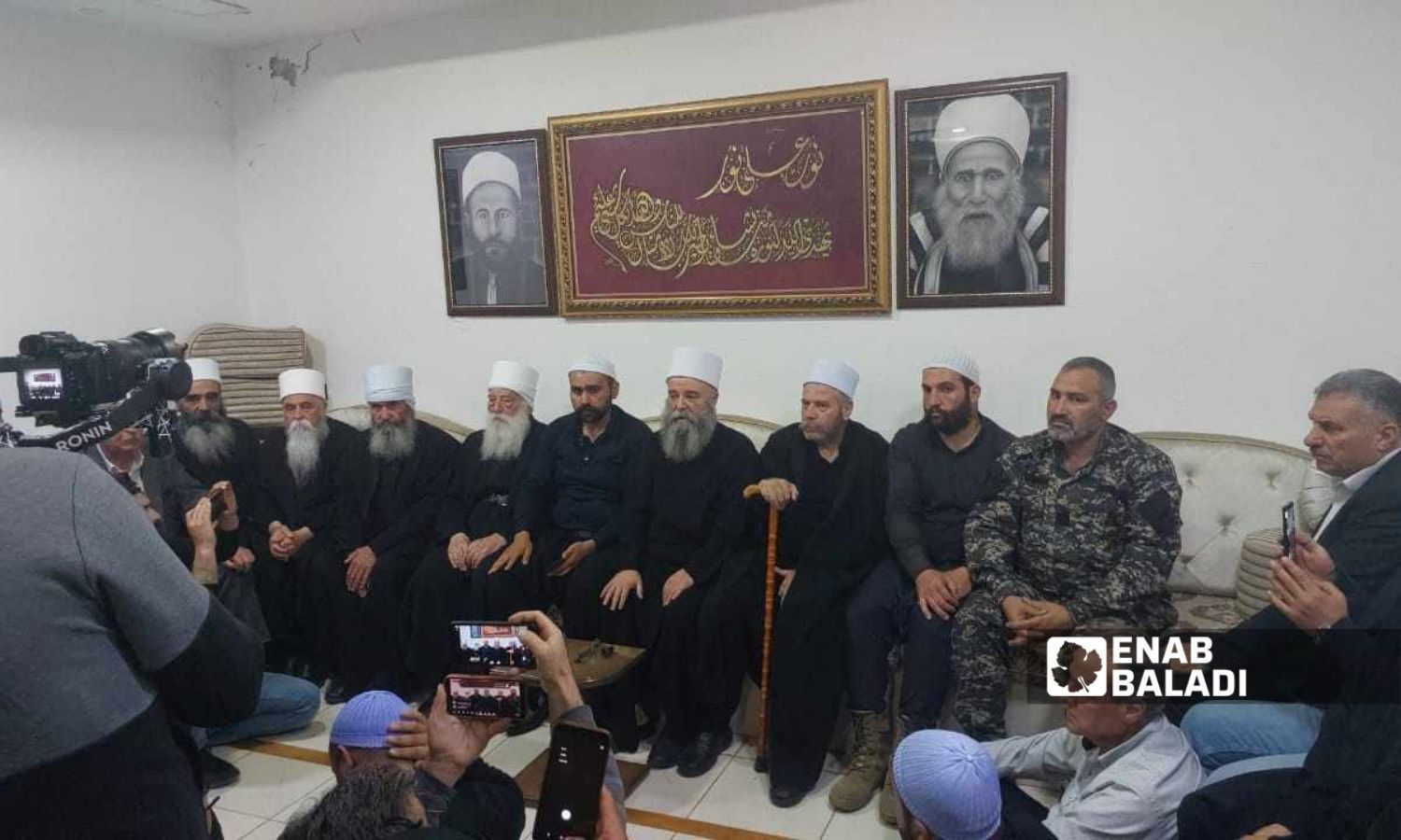 أثناء تلاوة بيان للمثلين عن الطائفة الدرزية بالسويداء جنوبي سوريا - 1 أيار 2025 (عنب بلدي)