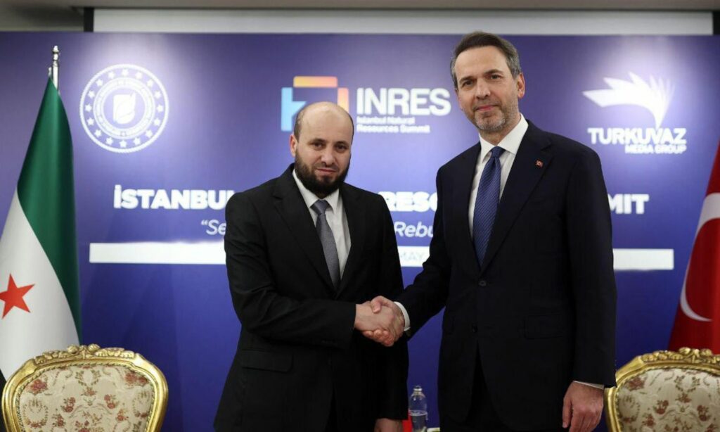 وزير الطاقة التركي ألب أرسلان بيرقدار يستقبل وزير الطاقة السوري محمد البشير على هامش قمة الموارد الطبيعية في اسطنبول - 1 أيار 2025 (وزارة الطاقة/ تيلجرم)