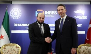 وزير الطاقة التركي ألب أرسلان بيرقدار يستقبل وزير الطاقة السوري محمد البشير على هامش قمة الموارد الطبيعية في اسطنبول - 1 أيار 2025 (وزارة الطاقة/ تيلجرم)