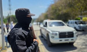 عنصر من الأمن العام السوري بمحافظة طرطوس لحماية مظاهرة تندد بالتدخل الإسرائيلي بسوريا - 3 أيار 2025 (وزارة الداخلية السورية)