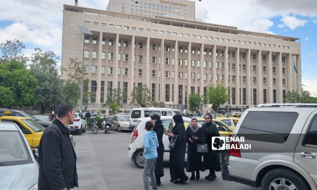 واجهة مبنى مصرف سوريا المركزي في ساحة السبع بحرات وسط دمشق- 15 من نيسان 2025 (عنب بلدي/ جنى العيسى)
