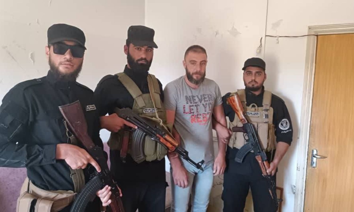 عناصر الامن الداخلي في القدموس تلقي القبض على مجند سابق حرق بطاقة تسويته - طرطوس 27 حزيران 2025 (شام اف ام)