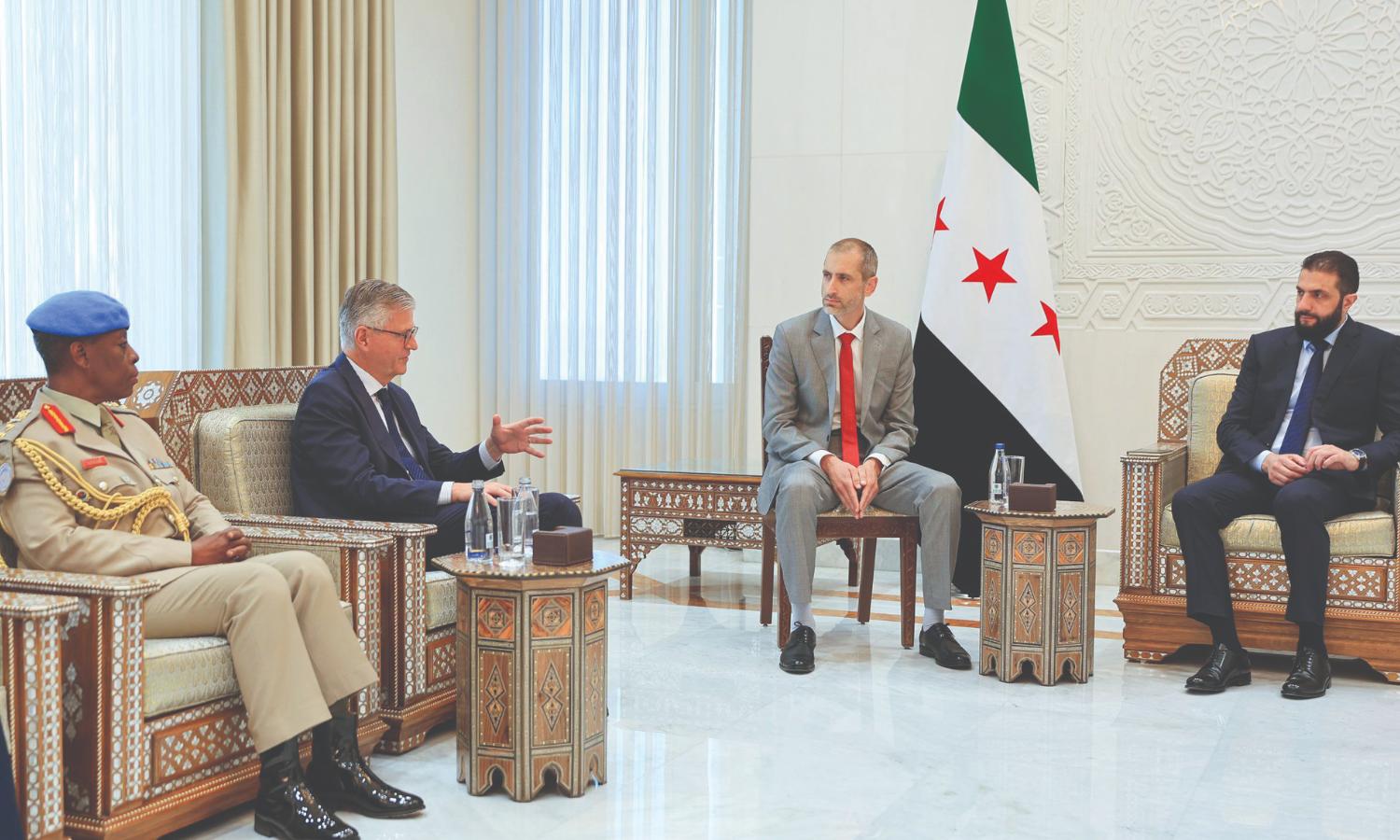 الرئيس السوري أحمد الشرع يلتقي وكيل الأمين العام لإدارة عمليات السلام في الأمم المتحدة جان بيير لاكروا في دمشق - 21 حزيران 2025 (رئاسة الجمهورية)