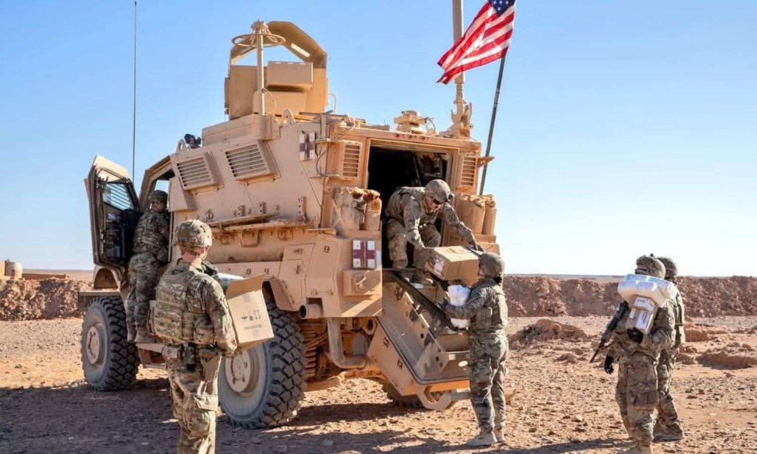جنود أمريكيون ينقلون مساعدات طبية في مخيم الركبان قبل إغلاقه قرب قاعدة التنف سوريا - 18 كانون الأول 2024 (جيش سوريا الحرة)
