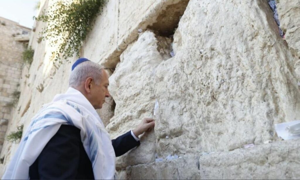 نتنياهو عند حائط المبكى (البراق) قبيل الإعلان عن عملية الأسد الصاعد (Israel National News)