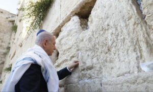 نتنياهو عند حائط المبكى (البراق) قبيل الإعلان عن عملية الأسد الصاعد (Israel National News)