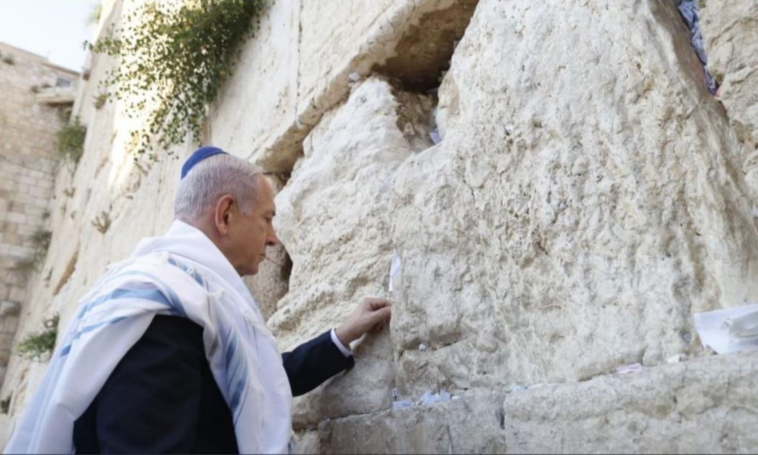 نتنياهو عند حائط المبكى (البراق) قبيل الإعلان عن عملية الأسد الصاعد (Israel National News)