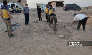 الدفاع المدني يعثر على مقبرة جماعية في دير الزور - 29 حزيران 2025 (عنب بلدي)