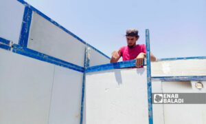 تركيب غرف مسبقة الصنع في حي طريق السد بمدينة درعا - 10 حزيران 2025 (عنب بلدي / محجوب الحشيش)
