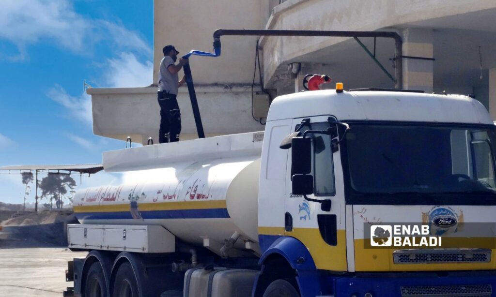 دخلت فرق "الدفاع المدني السوري" إلى مدينتي رأس العين وتل أبيض لحماية المحاصيل الزراعية من الحرائق - 13 حزيران 2025 (عنب بلدي)
