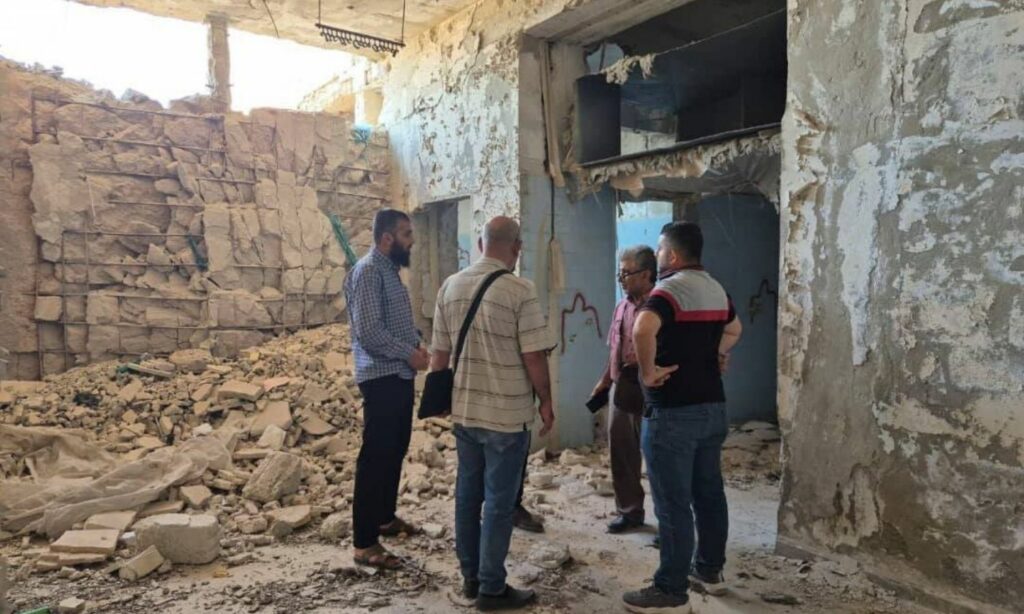 فريق هندسي نقابي استشاري في جولة ميدانية على مبنى المشفى الوطني في مدينة جسر الشغور - ادلب 19 حزيران 2025 (نقابة المهندسين السوريين فرع ادلب/ فيسبوك)