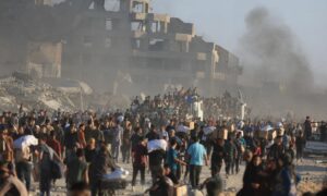 فلسطينيون يحاولون الحصول على مساعدات في شمال قطاع غزة - 26 من حزيران (الأناضول)