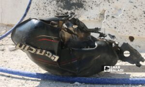 بقايا دراجة نارية استهدفها طيران على طريق مدينة الدانا البردقلي بريف إدلب الشمالي - 10 حزيران 2025 (عنب بلدي/ محمد مصطو)