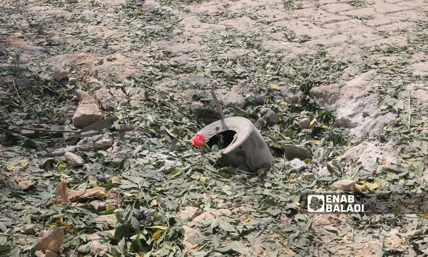 بقايا دراجة نارية استهدفها طيران على طريق مدينة الدانا البردقلي بريف إدلب الشمالي - 10 حزيران 2025 (عنب بلدي/ محمد مصطو)