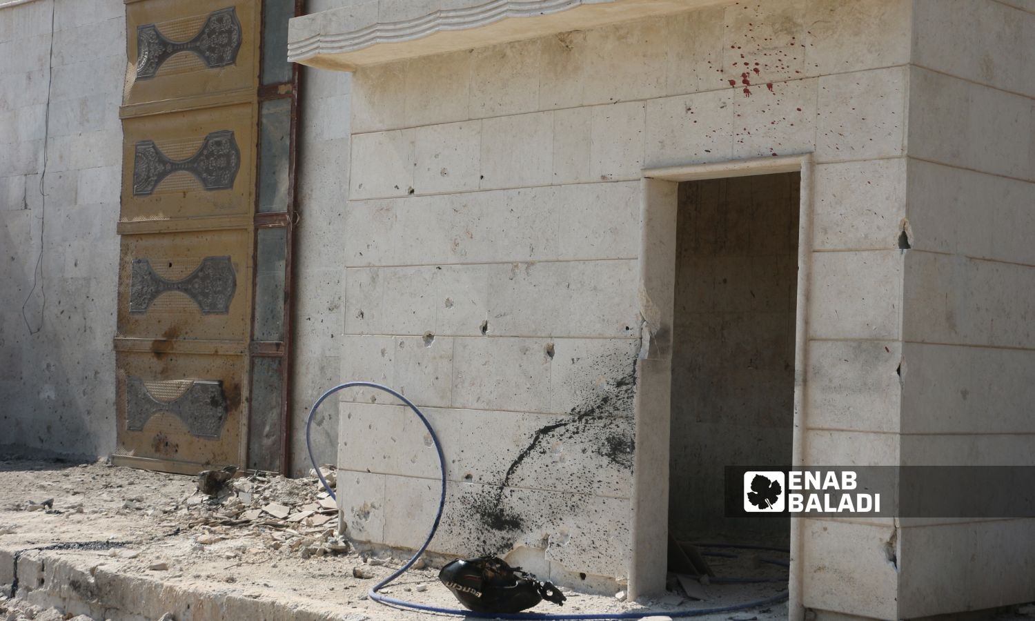 آثار استهداف دراجة نارية تقل شخصًا على طريق مدينة الدانا البردقلي بريف إدلب الشمالي - 10 حزيران 2025 (عنب بلدي/ محمد مصطو)