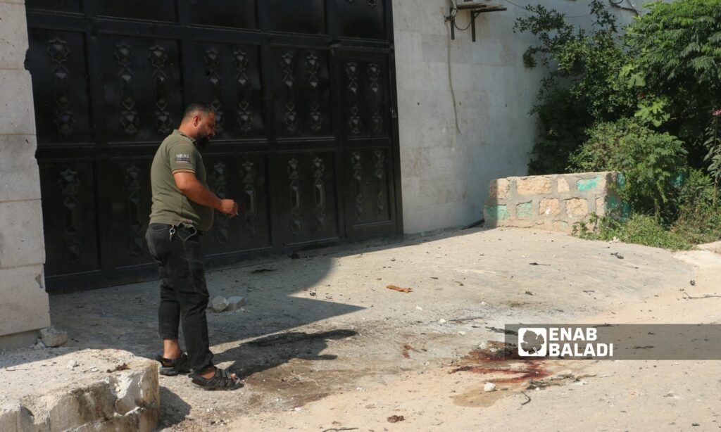 طيران مسيّر مجهول يستهدف دراجة نارية تقل شخصًا على طريق مدينة الدانا البردقلي بريف إدلب الشمالي - 10 حزيران 2025 (عنب بلدي/ محمد مصطو)
