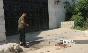 طيران مسيّر مجهول يستهدف دراجة نارية تقل شخصًا على طريق مدينة الدانا البردقلي بريف إدلب الشمالي - 10 حزيران 2025 (عنب بلدي/ محمد مصطو)