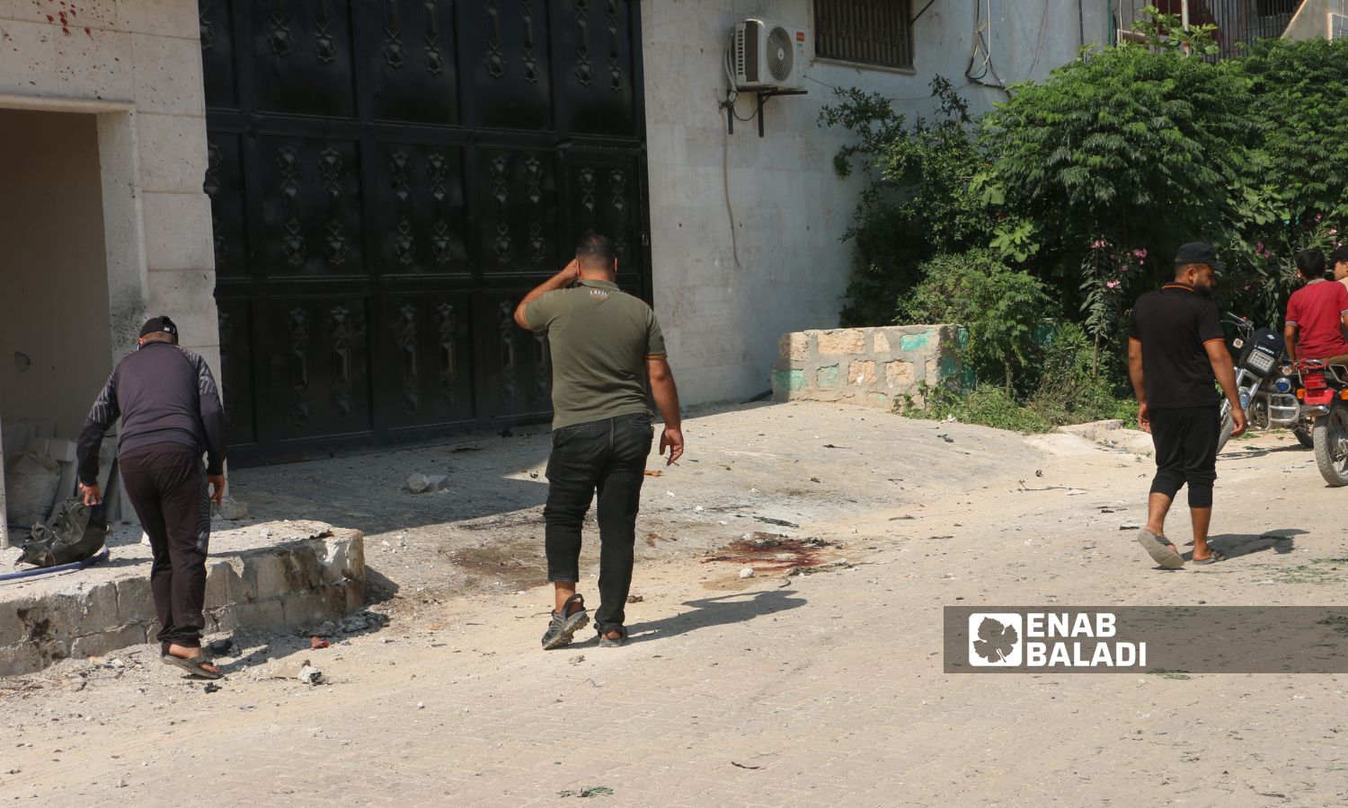 طيران مسيّر مجهول يستهدف دراجة نارية تقل شخصًا على طريق مدينة الدانا البردقلي بريف إدلب الشمالي - 10 حزيران 2025 (عنب بلدي/ محمد مصطو)