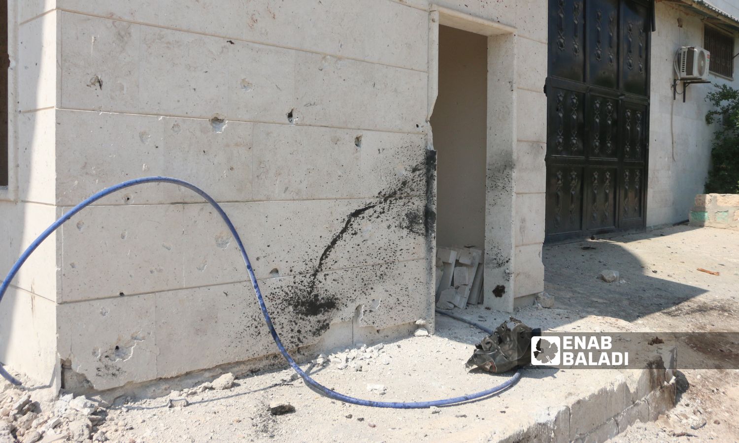 آثار استهداف دراجة نارية تقل شخصًا على طريق مدينة الدانا البردقلي بريف إدلب الشمالي - 10 حزيران 2025 (عنب بلدي/ محمد مصطو)