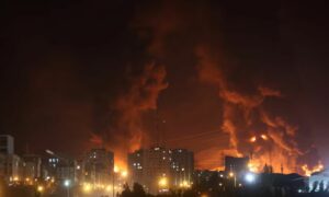 حريق ناتج عن الهجوم الإسرائيلي على مستودع نفط شاران في طهران 15 حزيران 2025 (رويترز)