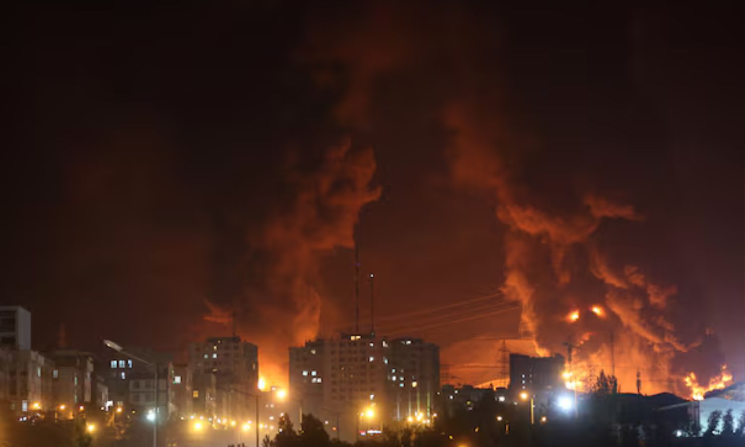 حريق ناتج عن الهجوم الإسرائيلي على مستودع نفط شاران في طهران 15 حزيران 2025 (رويترز)
