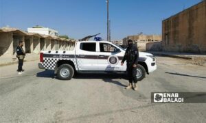 عناصر قوى الأمن الداخلي في أحد شوارع مدينة درعا 6 حزيران 2025 (عنب بلدي/محجوب الحشيش)