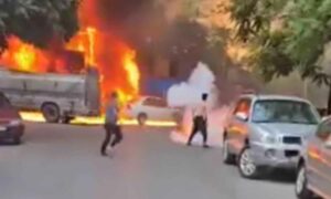 نشوب حريق جراء انفجار مولدة أمبيرات في حي السبيل بحلب - 15 حزيران 2025 (لقطة شاشة)