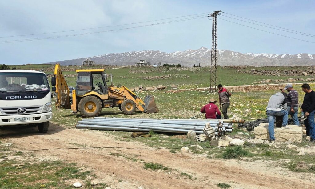 تنزيل غاطسة في بئر مياه للشرب في بلدة طرنجة في ريف القنيطرة الشمالي - 29 آذار 2025 (محافظة القنيطرة)