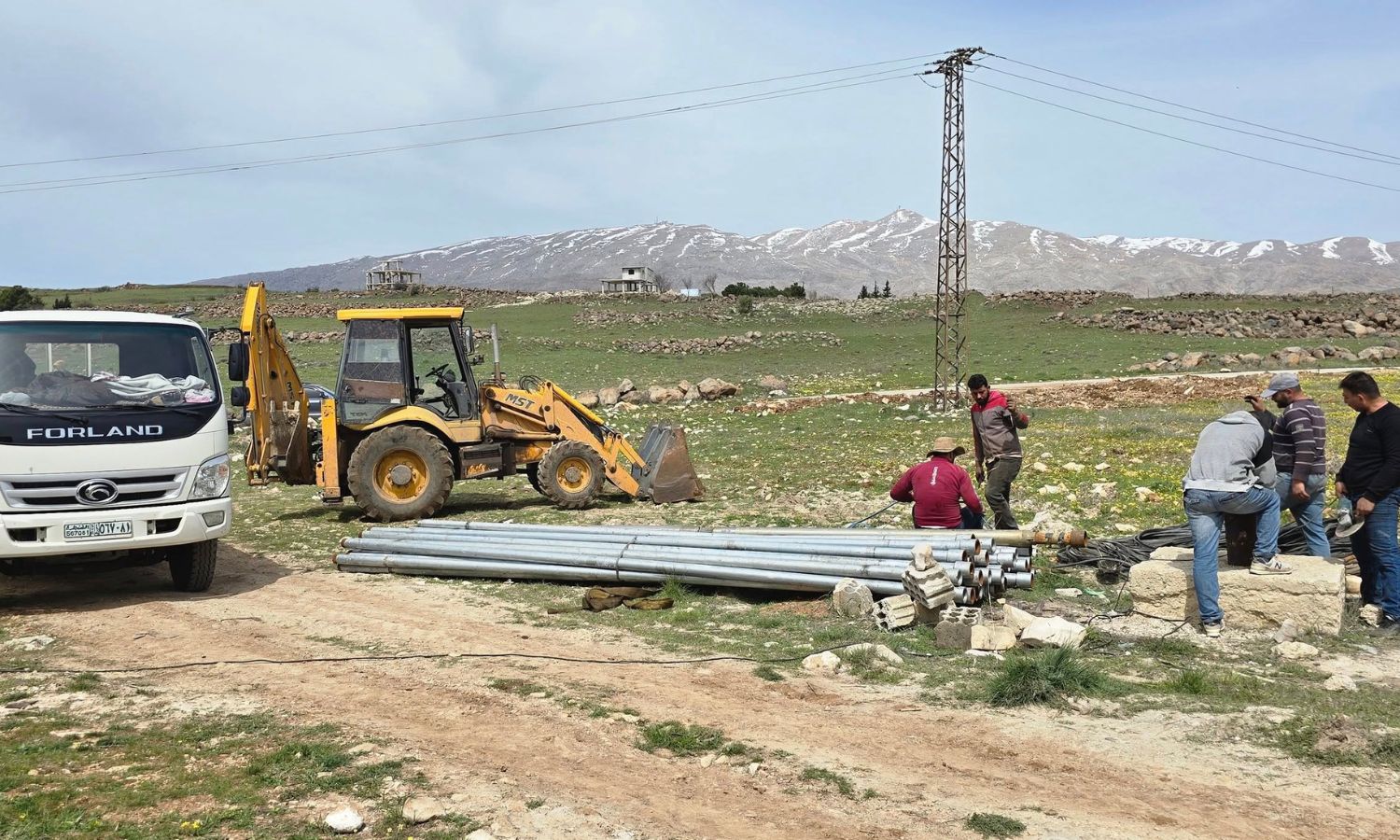 تنزيل غاطسة في بئر مياه للشرب في بلدة طرنجة في ريف القنيطرة الشمالي - 29 آذار 2025 (محافظة القنيطرة)