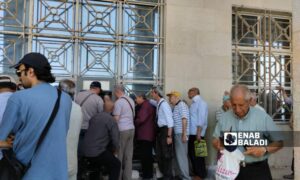 ازدحام أمام أحد فروع البنك العقاري في حلب لقبض الراتب الشهري للمتقاعدين والموظفين- 19 حزيران 2025 (عنب بلدي/ سماح علوش)