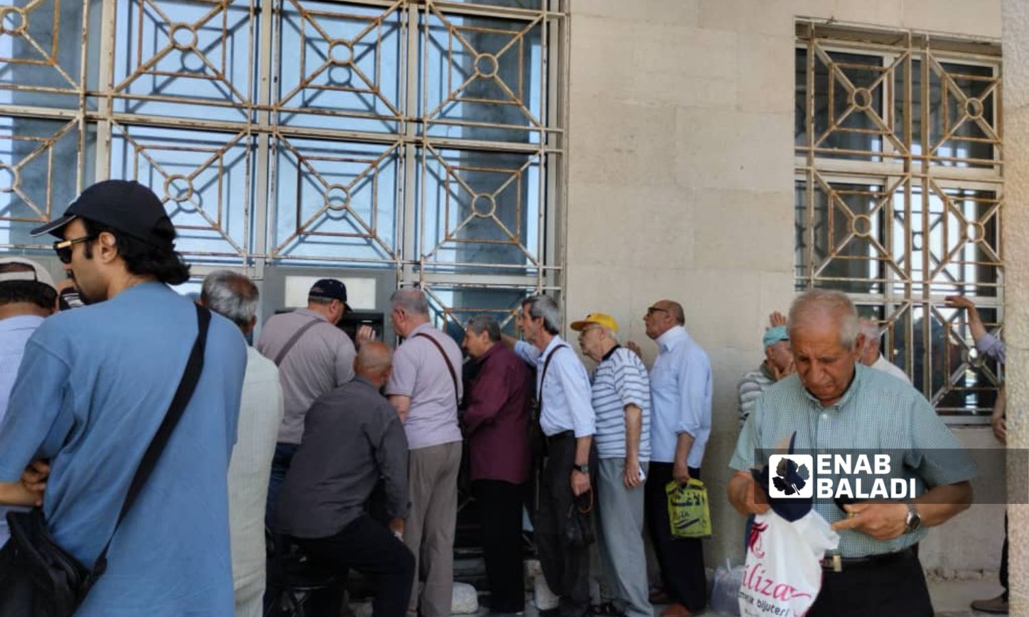 ازدحام أمام أحد فروع البنك العقاري في حلب لقبض الراتب الشهري للمتقاعدين والموظفين- 19 حزيران 2025 (عنب بلدي/ سماح علوش)