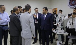 افتتاح  مركز النور لأمراض وجراحة العيون في ريف إدلب الشمالي بحضور وزير الصحة مصعب العلي -29 حزيران 2025(SAMS/فيس بوك)