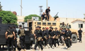 عناصر من الأمن العام السوري يتجهزون قبيل عملية ضد خلية لتنظيم "الدولة الإسلامية" في ريف دمشق - 23 حزيران 2025 (وزارة الداخلية السورية)