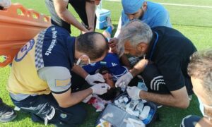 عناصر الدفاع المدني تقدم الاسعافات الأولية خلال مباراة  الجيش والفتوة  على ملعب الفيحاء - دمشق 15 حزيران 2025 (الدفاع المدني السوري/ فيس بوك)

