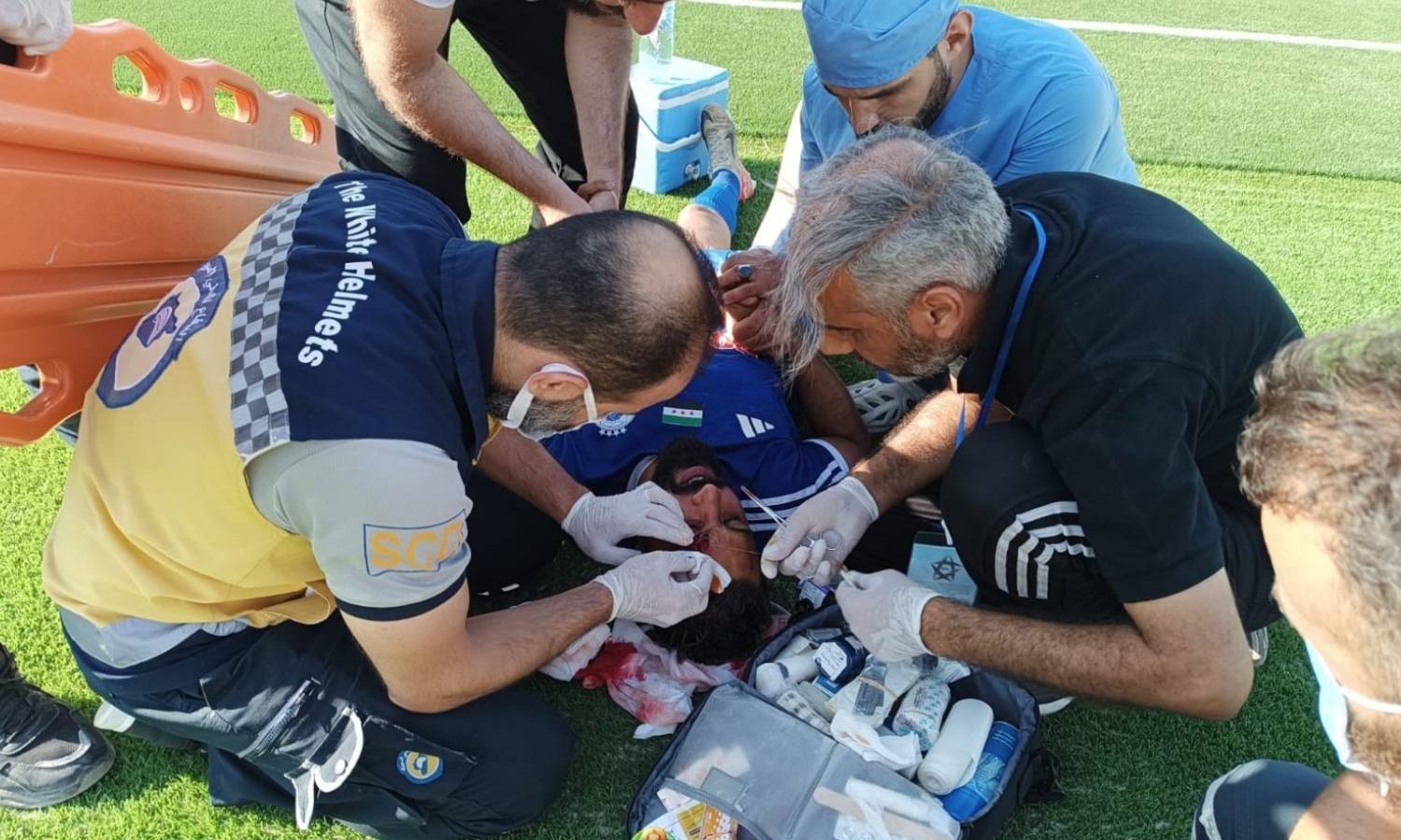 عناصر الدفاع المدني تقدم الاسعافات الأولية خلال مباراة الجيش والفتوة على ملعب الفيحاء - دمشق 15 حزيران 2025 (الدفاع المدني السوري/ فيس بوك)