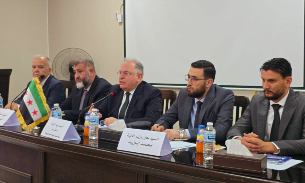 وزير المالية السوري وفريقه في اجتماع مع عدد من رجال الأعمال والصناعيين في درعا جنوبي سوريا- 14 حزيران 2025 (وزارة المالية)