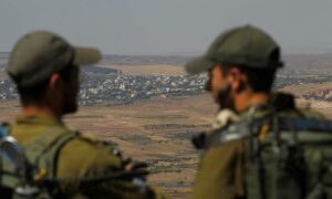 جنود إسرائيليون في قاعدة عسكرية في مرتفعات الجولان المحتلة يطلون على محافظة القنيطرة جنوبي سوريا (فرانس برس/ جلاء مرعي)
