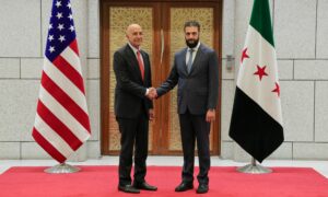 الرئيس السوري للمرحة الانتقالية أحمد الشرع إلى جانب المبعوث الأمريكي إلى سوريا توماس باراك - 29 أيار 2025 (رئاسة الجمهورية)
