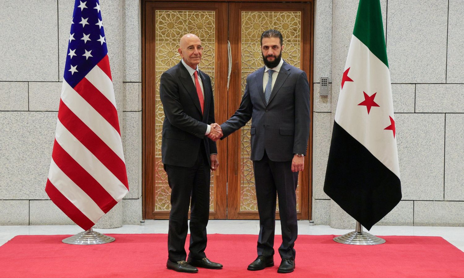 الرئيس السوري للمرحة الانتقالية أحمد الشرع إلى جانب المبعوث الأمريكي إلى سوريا توماس باراك - 29 أيار 2025 (رئاسة الجمهورية)