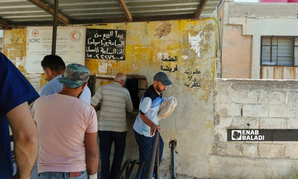 نافذة لبيع الخبز في مخبز درعا الآلي- 1 حزيران 2025 (عنب بلدي/ محجوب الحشيش)