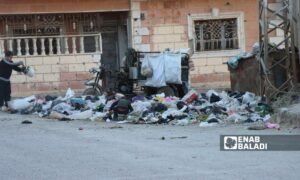 تتراكم النفايات قرب الأحياء السكنية في ريف دير الزور - 30 أيار 2025 (عنب بلدي/ عبادة الشيخ)
