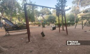 مراجيح غير مؤهلة في إحدى حدائق مدينة حلب - حزيران 2025 (عنب بلدي/ محمد ديب بظت)
