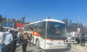 الحكومة السورية و"قوات سوريا الديمقراطية" (قسد) يتبادلون الدفعة الثانية من الأسرى في حلب - 2 حزيران 2025 (عنب بلدي/ محمد ديب بظت)