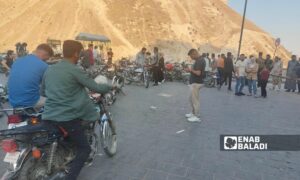 تنتشر الدراجات النارية بمحيط قلعة مدينة حلب شمالي سوريا بالرغم من قرار منعها - حزيران 2025 (عنب بلدي/ محمد ديب بظت)