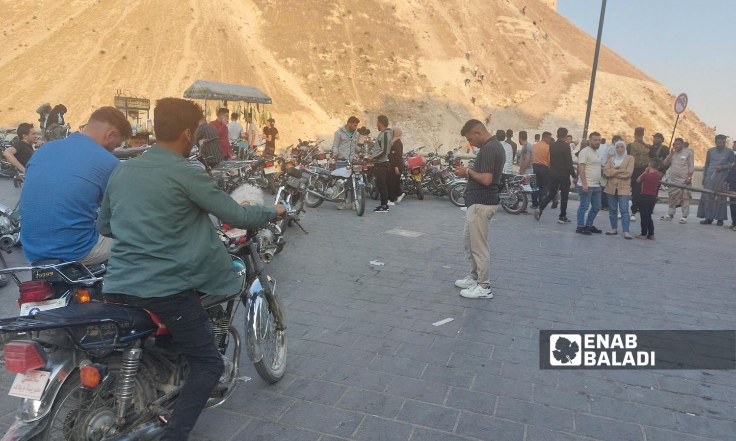 تنتشر الدراجات النارية بمحيط قلعة مدينة حلب شمالي سوريا بالرغم من قرار منعها - حزيران 2025 (عنب بلدي/ محمد ديب بظت)