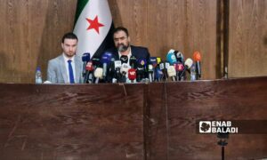 عضو لجنة السلم الأهلي حسن صوفان، والمتحدث باسم وزير الداخلية نور الدين البابا 10 حزيران 2025 (عنب بلدي/أنس الخولي)