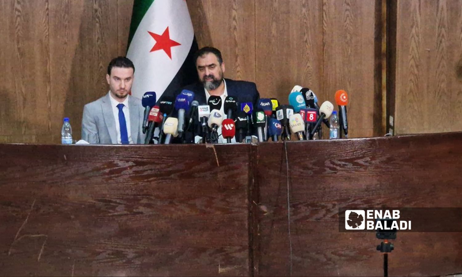 عضو لجنة السلم الأهلي حسن صوفان، والمتحدث باسم وزير الداخلية نور الدين البابا 10 حزيران 2025 (عنب بلدي/أنس الخولي)