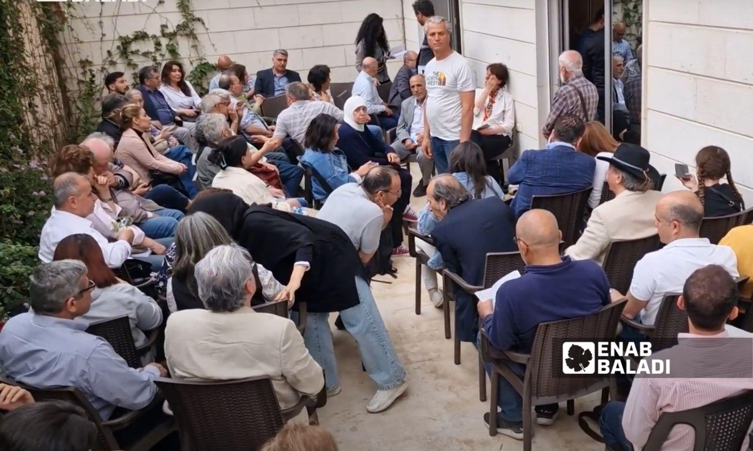 إحدى جلسات "ربيع دمشق" ضمت ممثلين وممثلات عن المجتمع المدني في دمشق 25 من نيسان 2025 (عنب بلدي/ أنس الخولي)